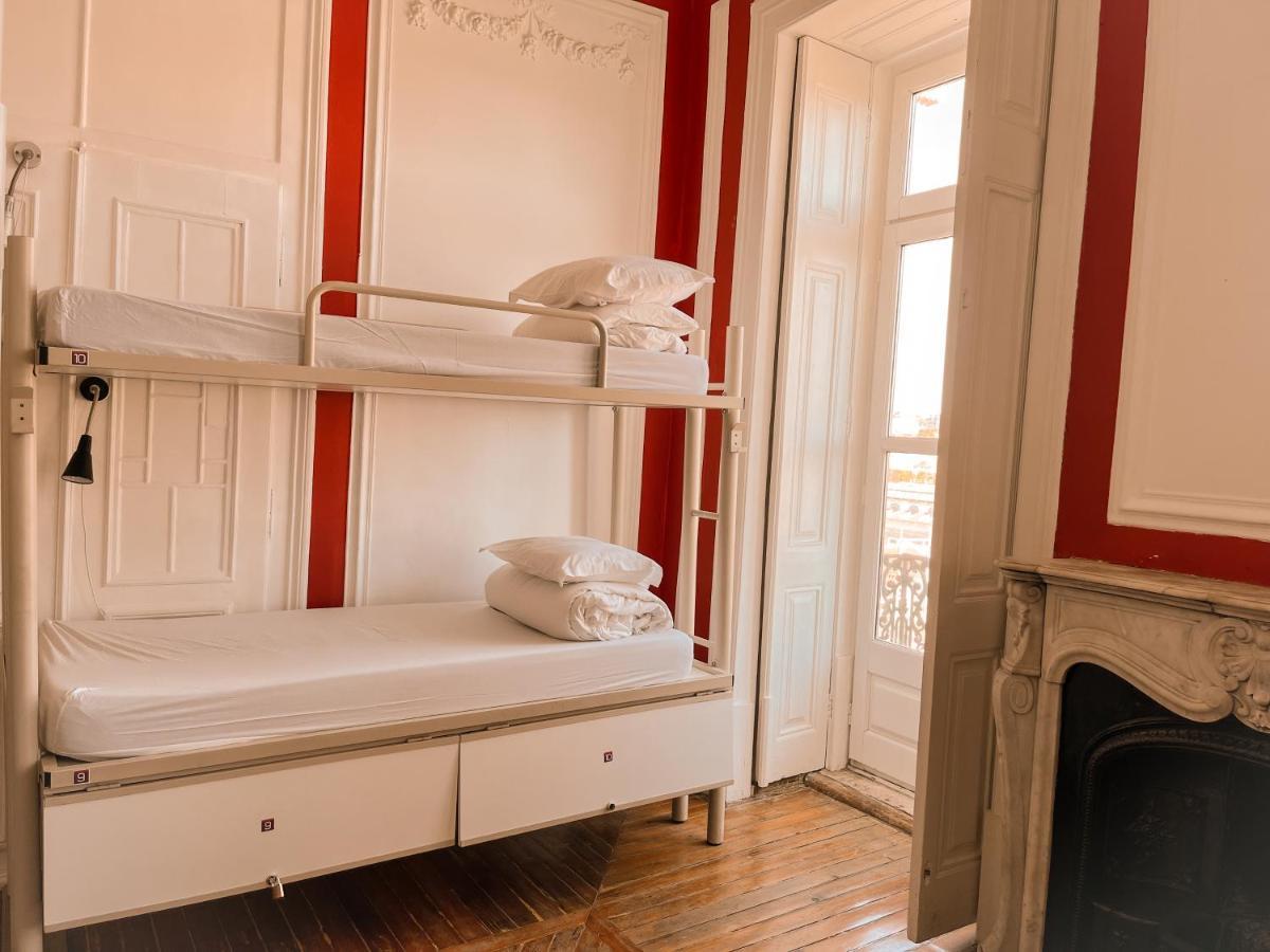 Bed in Vrouwenslaapzaal met 6 Bedden en Gedeelde Badkamer