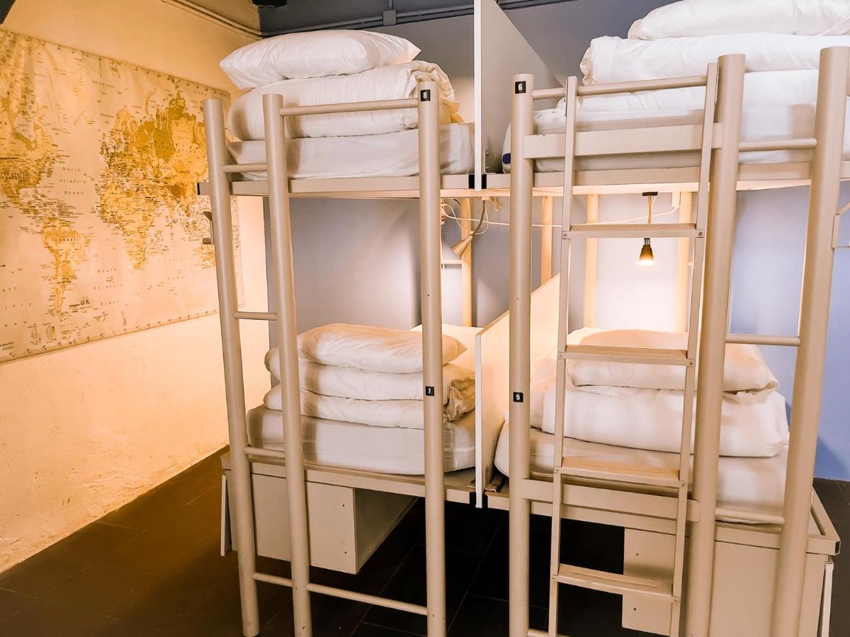 Bed in een Gemengde Slaapzaal met 10 Bedden en een Gedeelde Badkamer